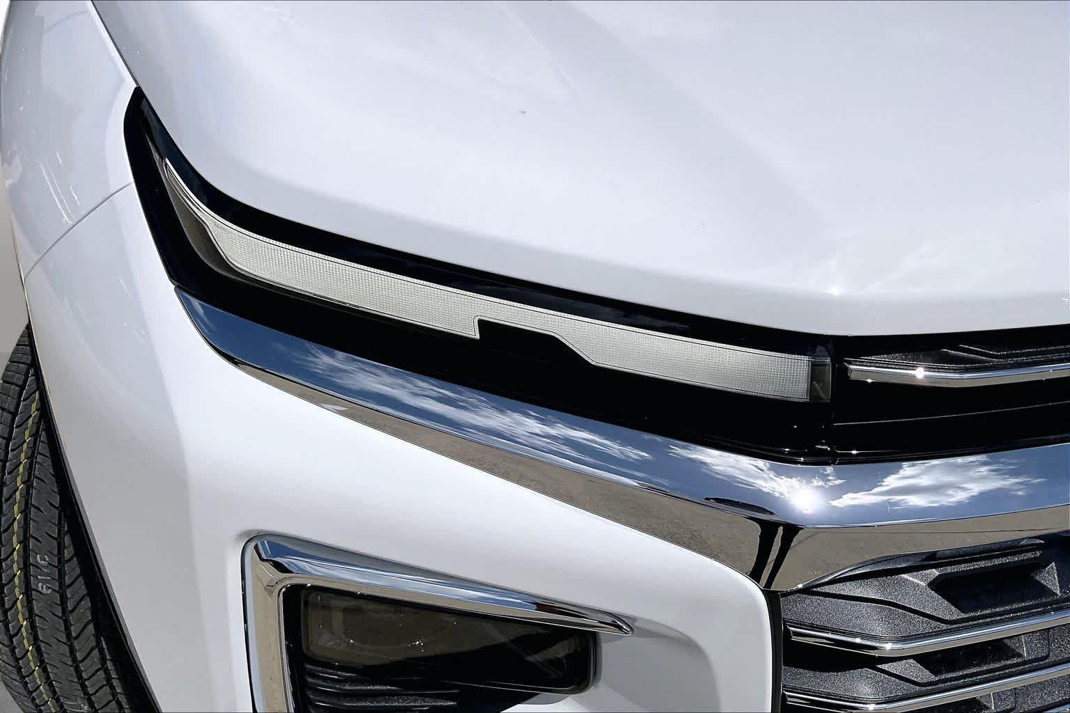 New 2027 Summit White Chevrolet LT image 13