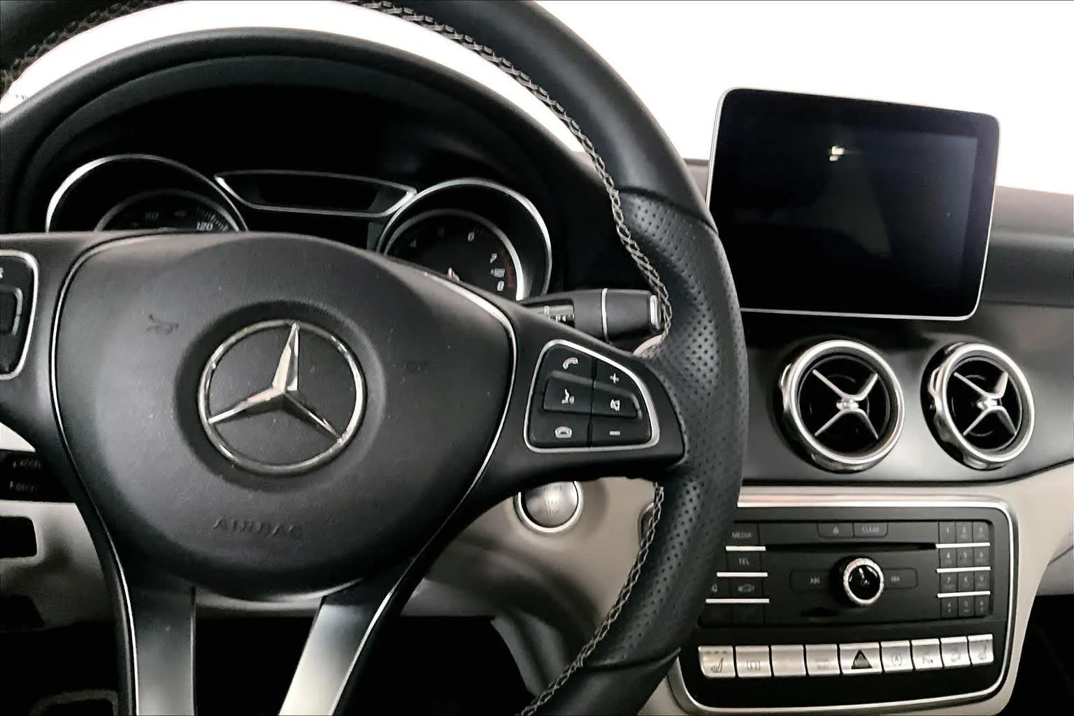 Used 2018 Polar White Mercedes-Benz GLA 250 image 25