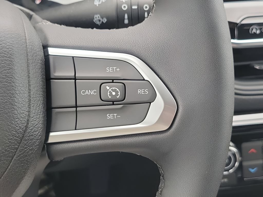 New 2026 Bright White Clear-Coat Exterior Paint Jeep Latitude image 35