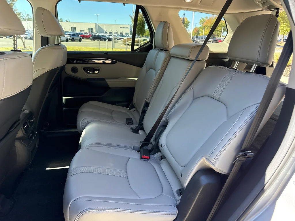 Used 2025 Lunar Silver Metallic Honda Touring image 32