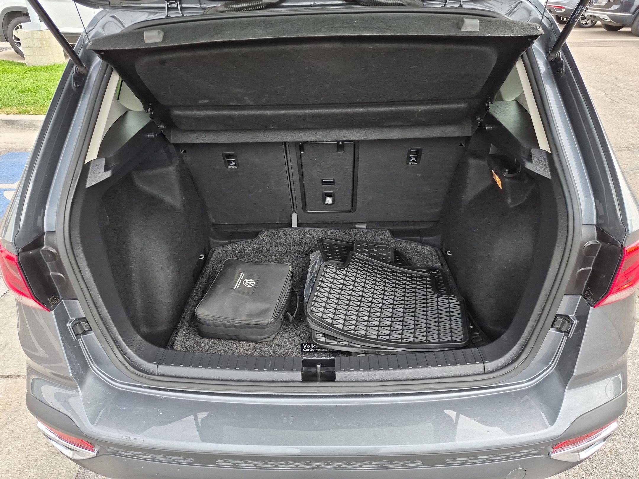Used 2023 Platinum Gray Metallic Volkswagen SE image 29