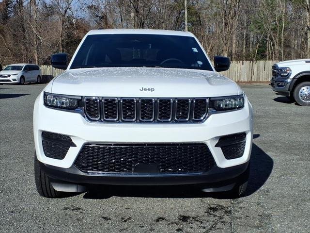 New 2025 Bright White Clear-Coat Exterior Paint Jeep Laredo image 28