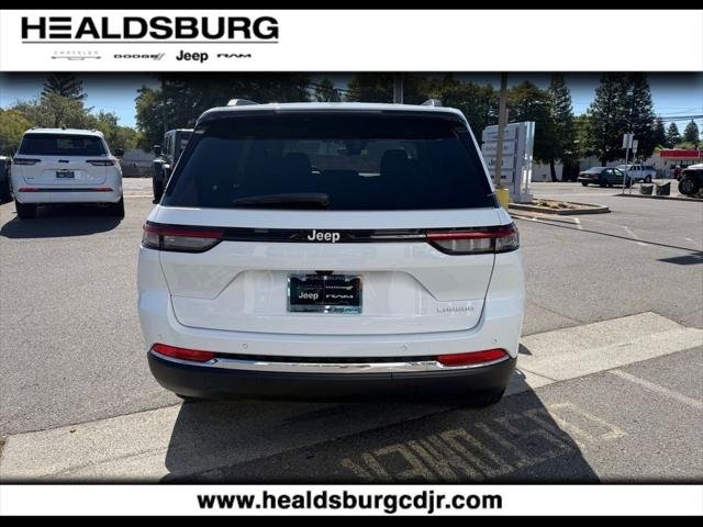 New 2026 Bright White Clear-Coat Exterior Paint Jeep Laredo image 4