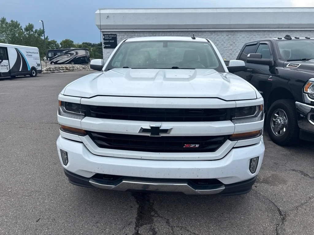 Used 2019 SUMMIT WHITE Chevrolet LT image 3