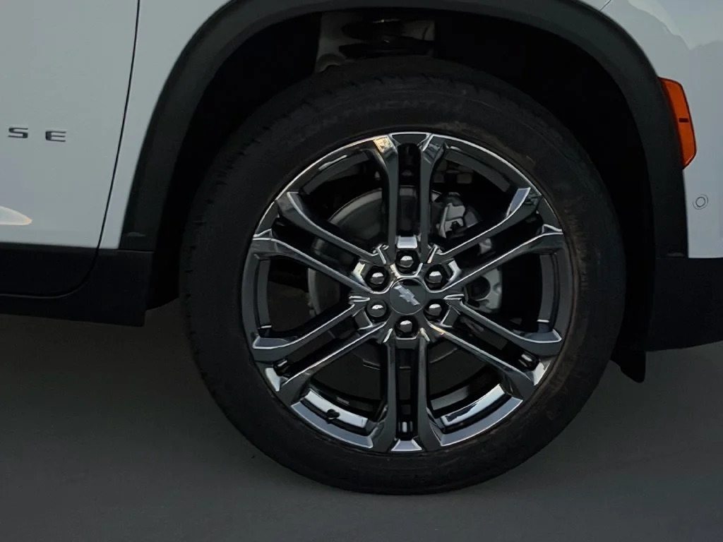New 2027 Summit White Chevrolet LT image 9