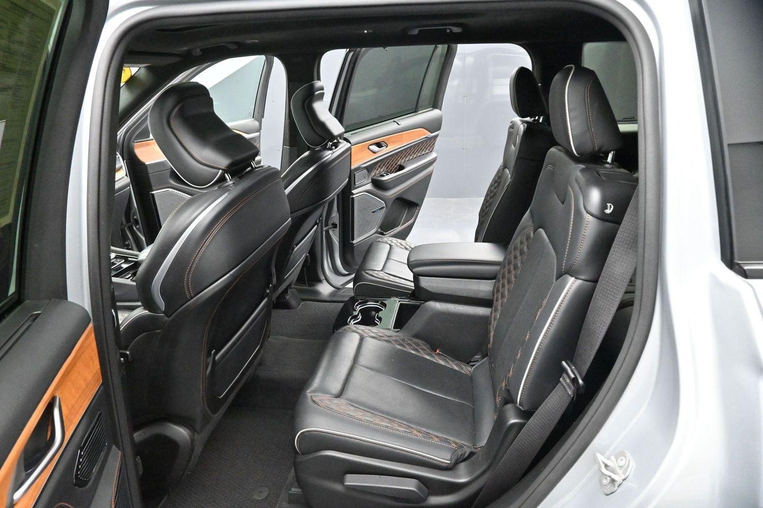 Used 2023 Silver Zynith Jeep Summit Reserve image 32