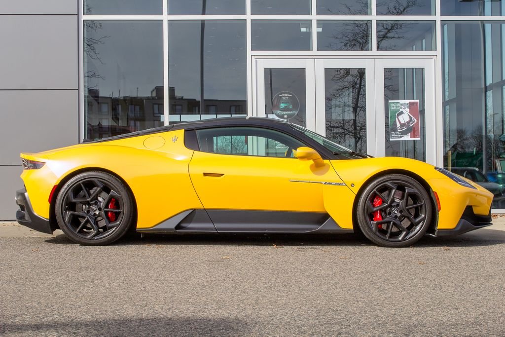 Used 2022 Yellow Maserati Base image 5