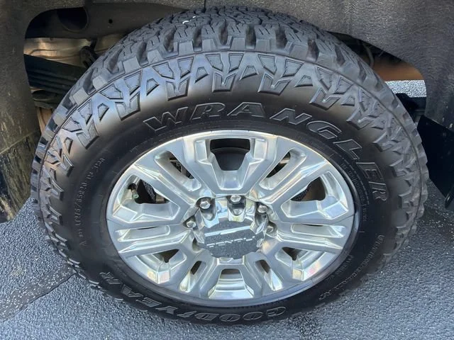 Used 2021 WHITE FROST TRICOAT GMC Denali image 17