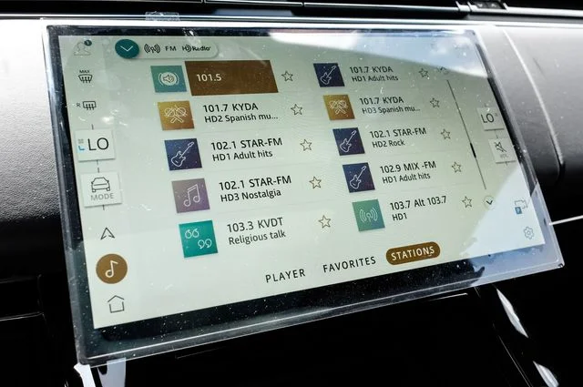 New 2026 Fuji White Land Rover SE image 40