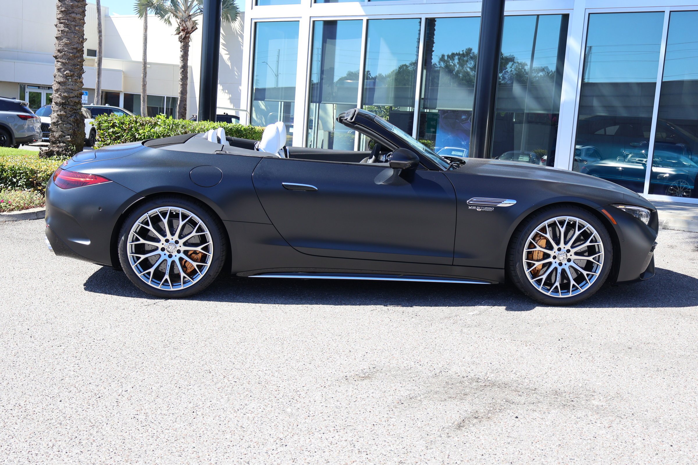 New 2026 MANUFAKTUR Night Black Magno Mercedes-Benz AMG® SL 63 S E Performance image 10
