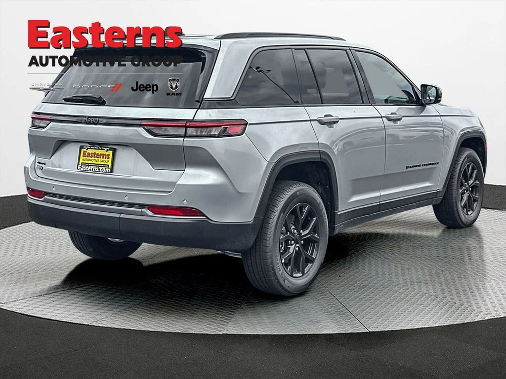 New 2026 Silver Zynith Exterior Paint Jeep Altitude image 7