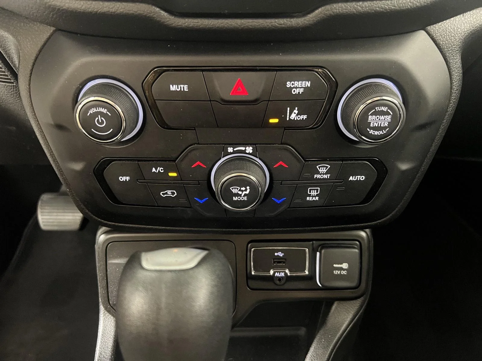 Used 2021 Glacier Metallic Clearcoat Jeep Latitude image 19