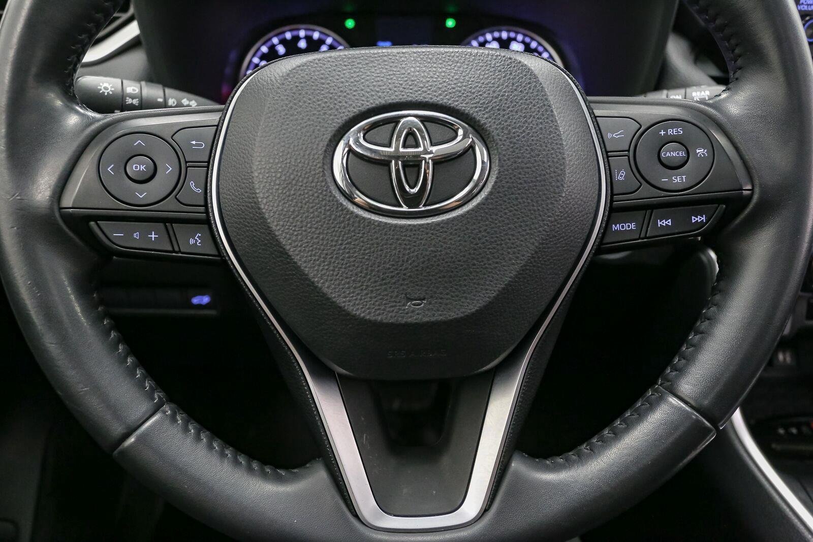 Used 2019 Super White Toyota XLE Premium image 34
