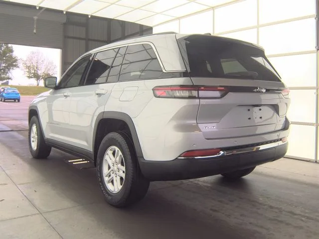 Used 2023 Silver Jeep Laredo image 5