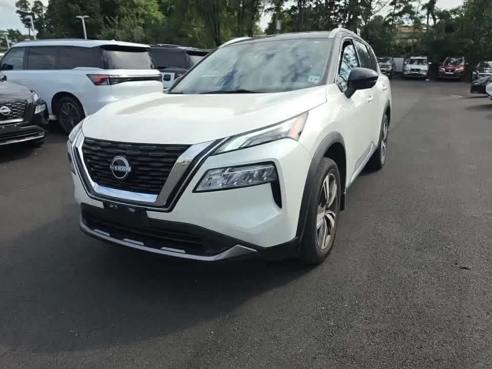 Used 2023 Pearl White Tricoat/Super Black Nissan SL image 2