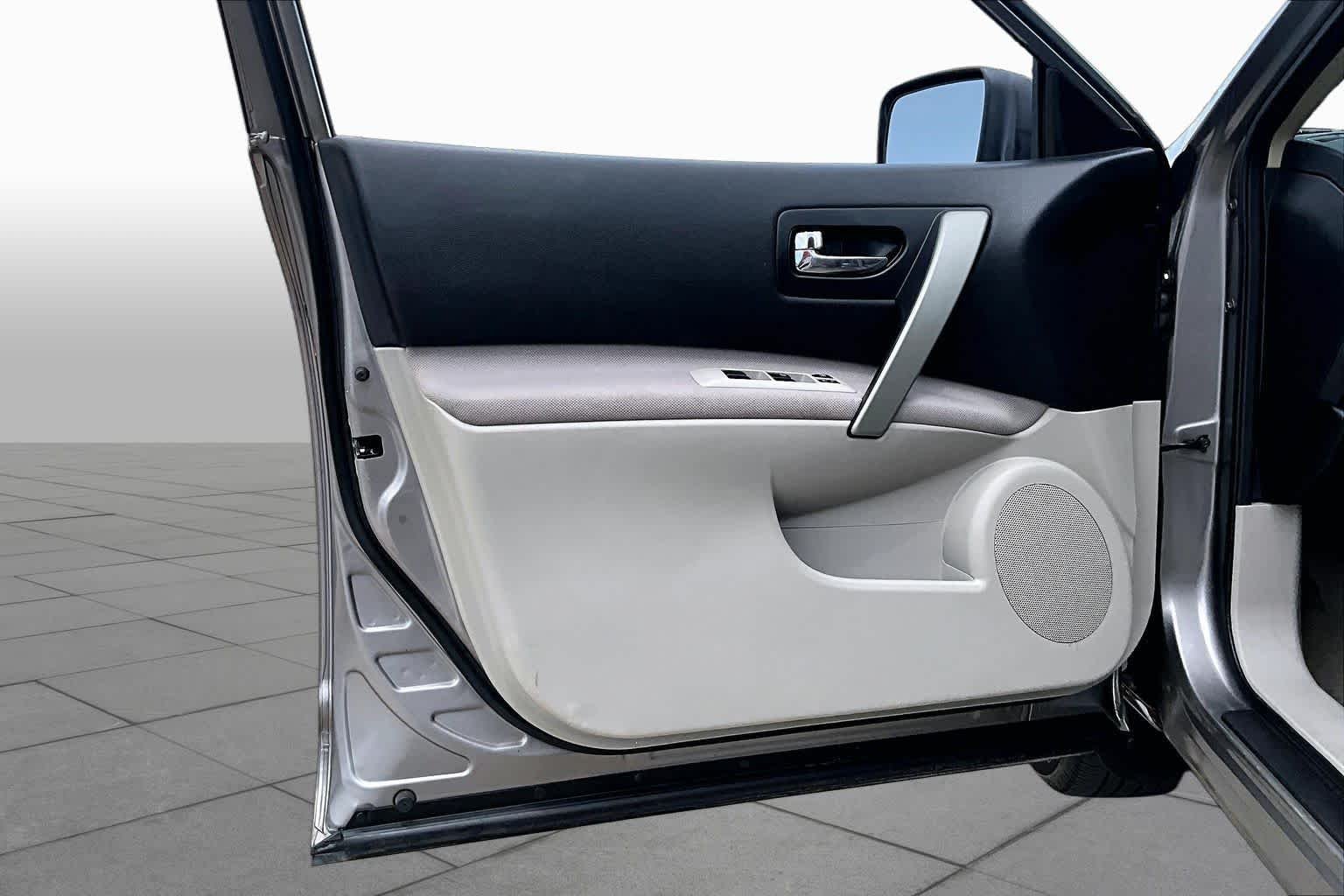 Used 2012 Platinum Graphite Nissan S image 21