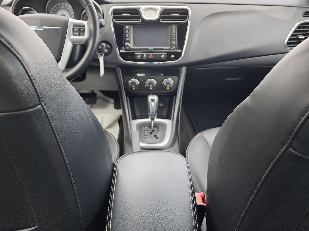 Used 2012  Chrysler Limited image 21