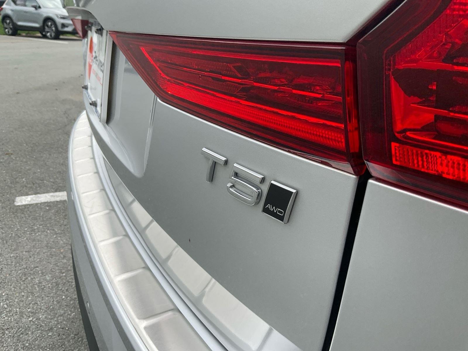 Used 2021 Bright Silver Metallic Volvo Momentum image 17