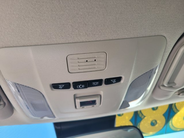 Used 2022 White Toyota LE image 22
