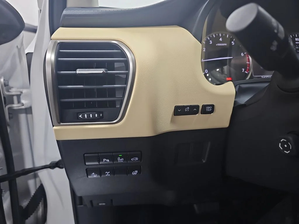 Used 2017 White Lexus 200t image 27