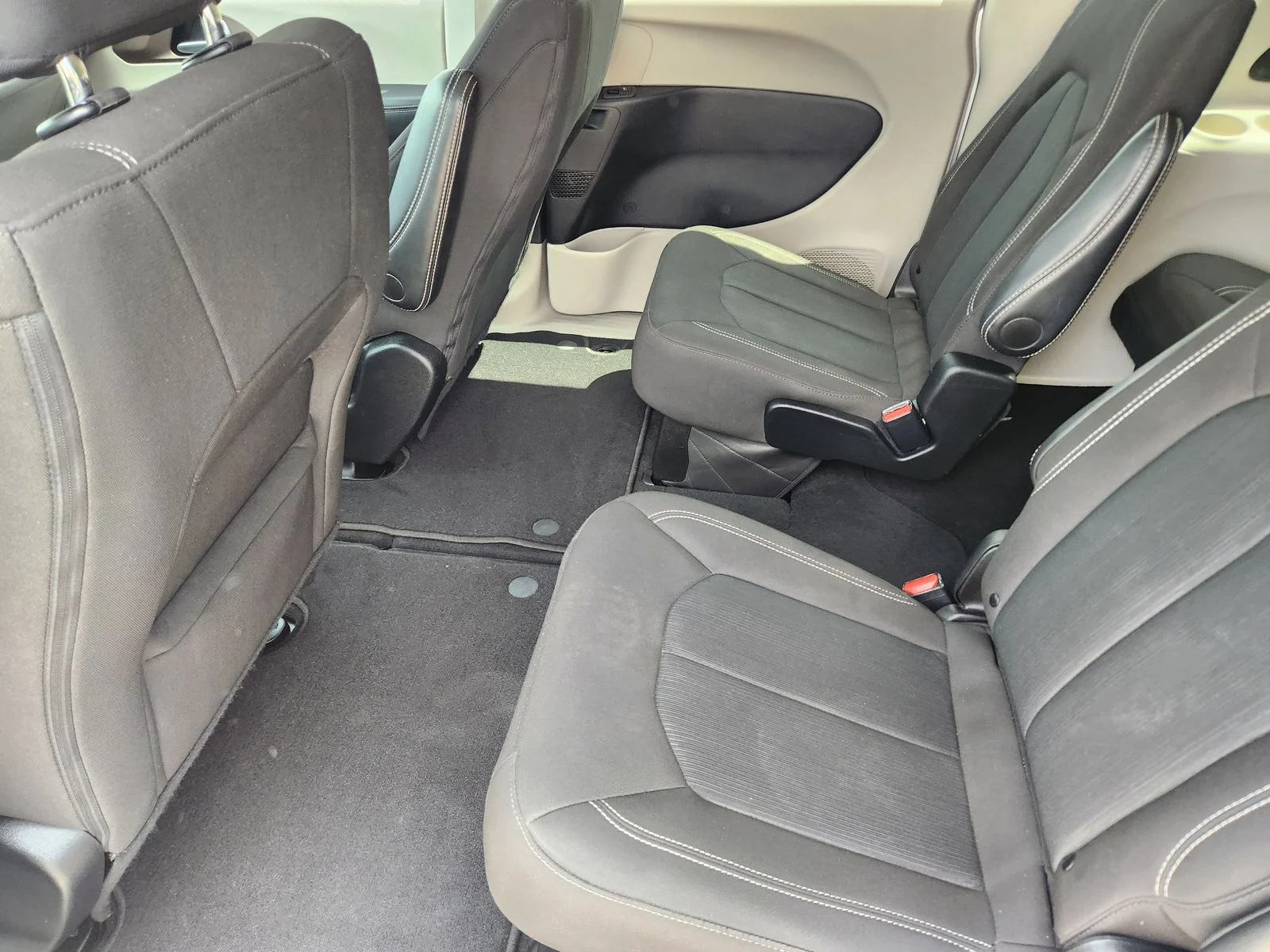 Used 2024 Silver Chrysler LX image 29