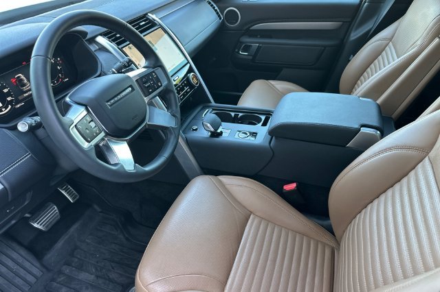 Certified Used 2025 White Land Rover Dynamic SE image 9