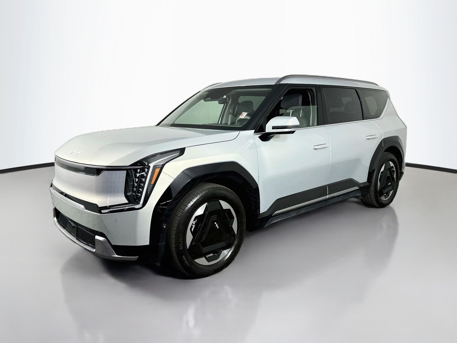 Used 2024 Ivory Silver Kia Land image 3