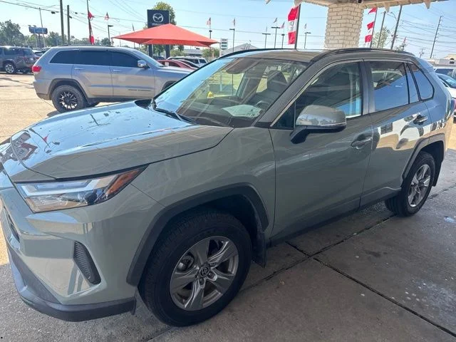 Used 2022  Toyota XLE image 1