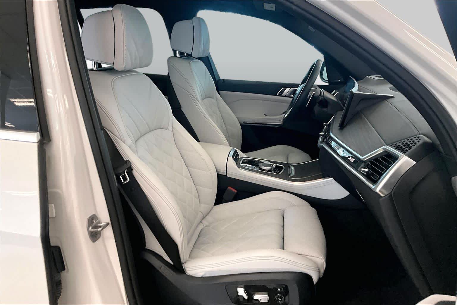 Used 2024 Mineral White Metallic BMW sDrive40i image 8