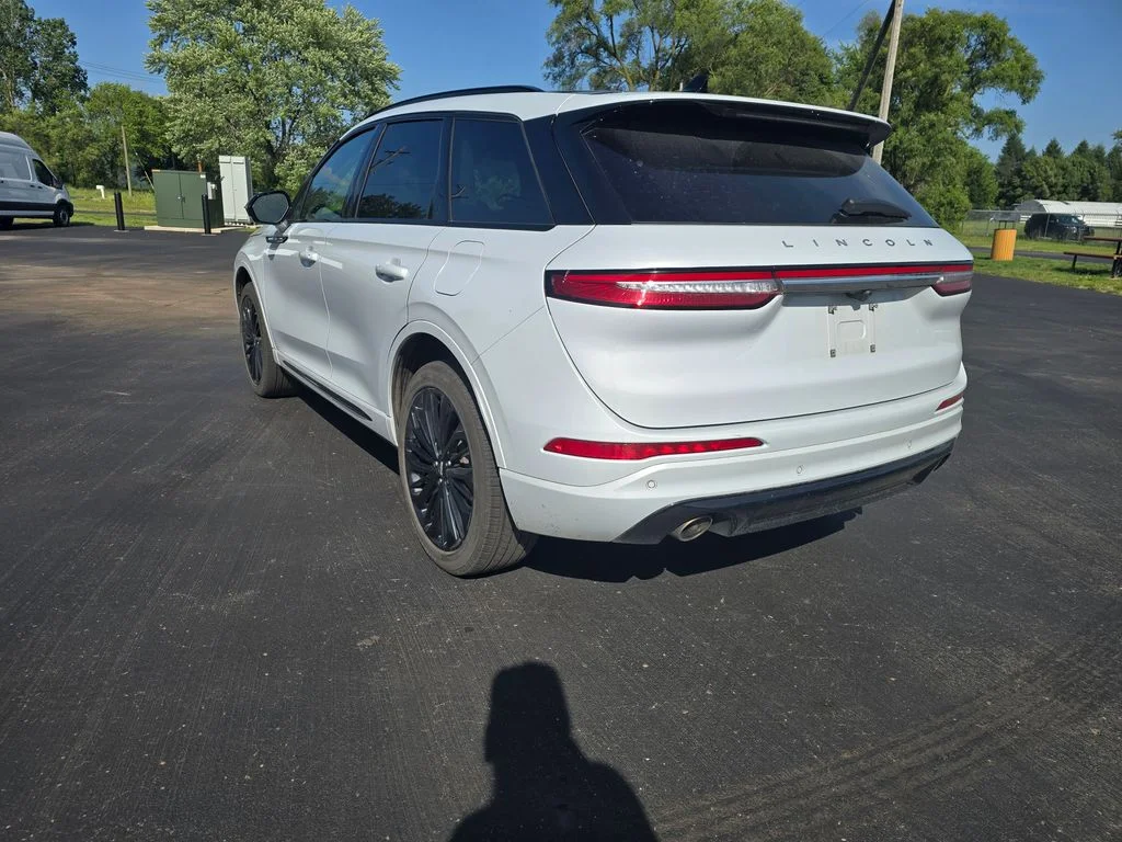 Used 2025 White Lincoln Premiere image 7