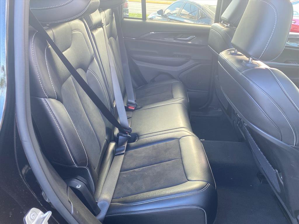 Used 2023 Diamond Black Crystal Pearlcoat Jeep Altitude image 24