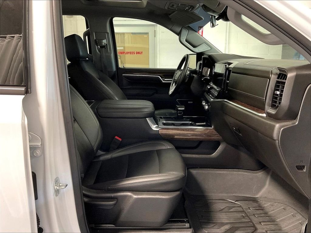 Used 2025 White GMC Elevation image 11