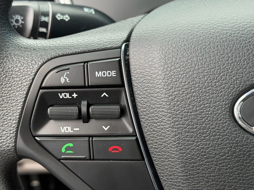 Used 2015 White Hyundai SE image 22