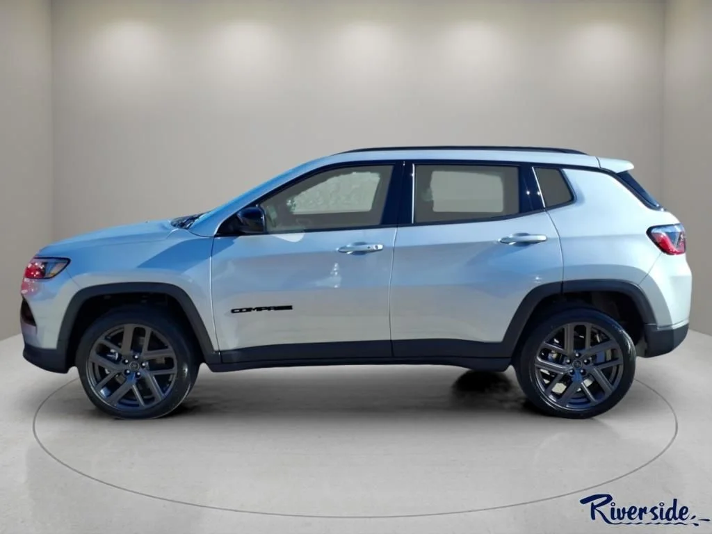 New 2026 Silver Zynith Metallic Clearcoat Jeep Latitude image 3