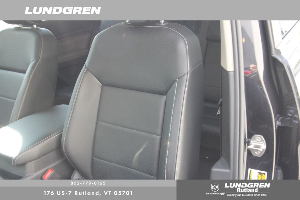 Used 2022 Black Volkswagen 3.6L V6 SE w/Technology image 18