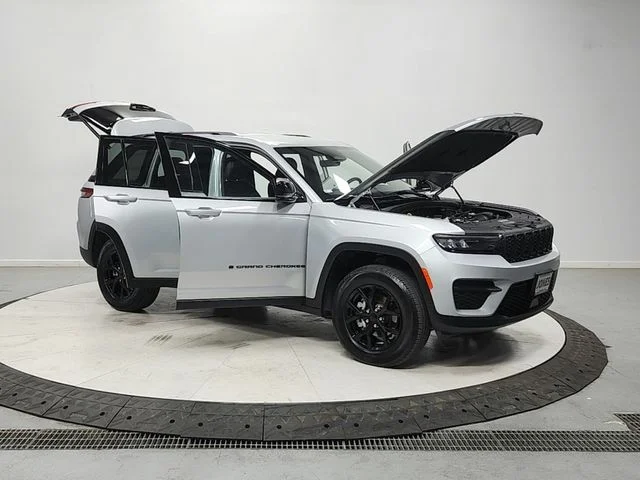Used 2025 Silver Jeep Altitude image 9
