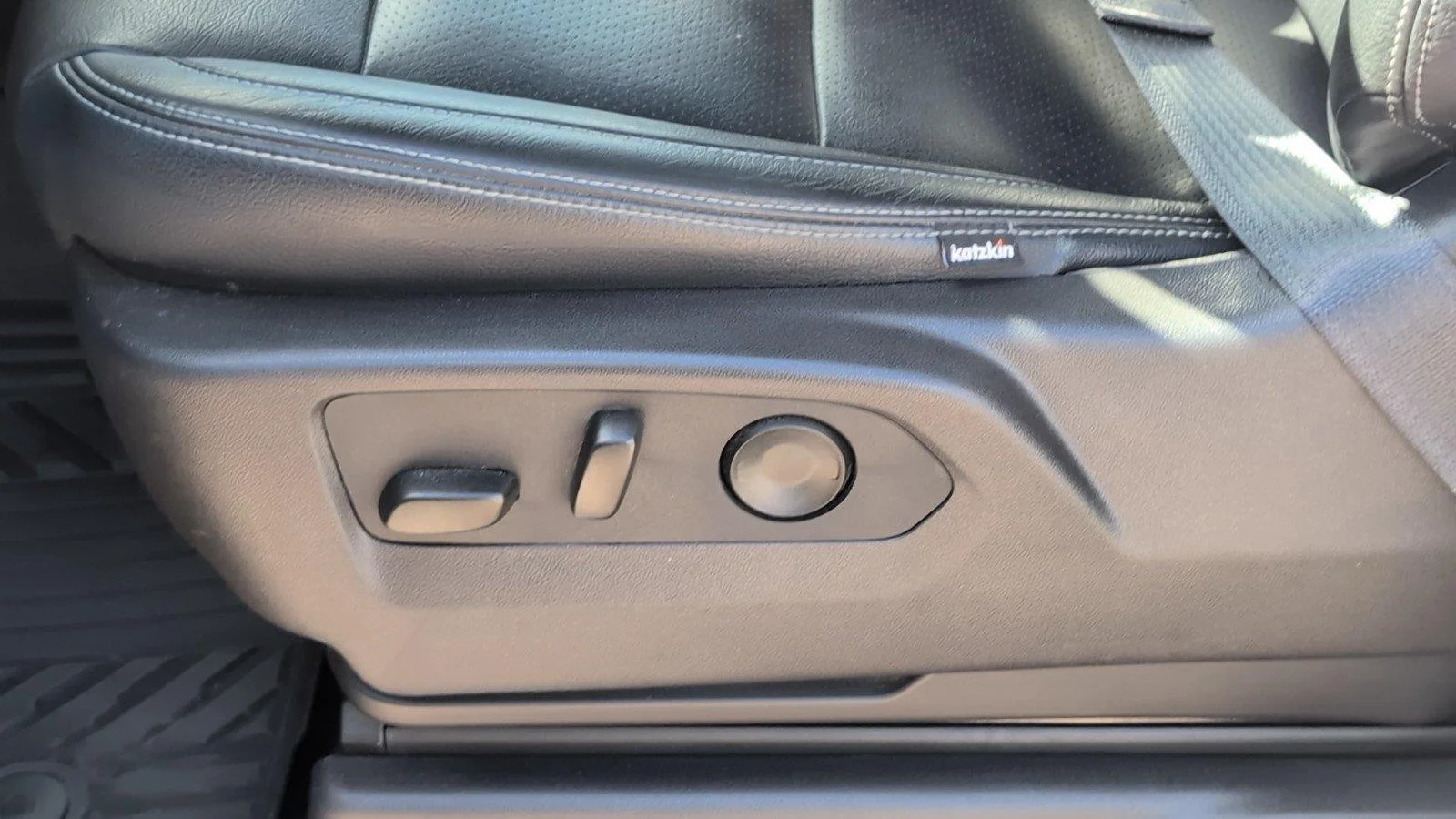 Used 2025 Summit White Chevrolet RST image 18