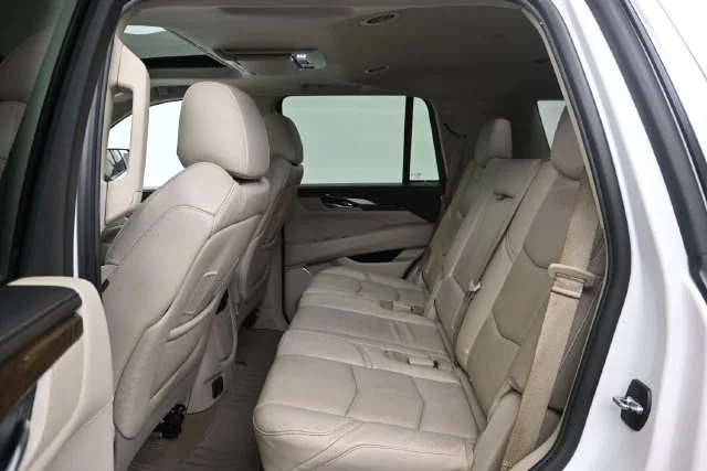 Used 2018 CRYSTAL WHITE TRICOAT Cadillac Luxury image 22