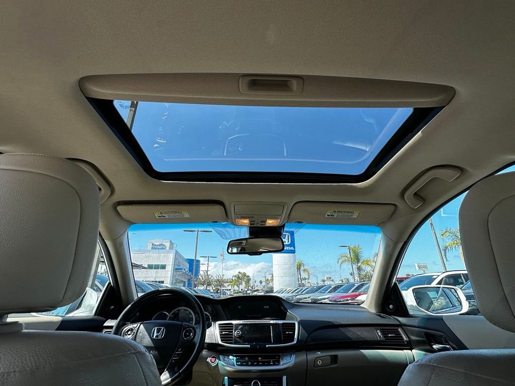 Used 2015 White Orchid Pearl Honda Touring image 17