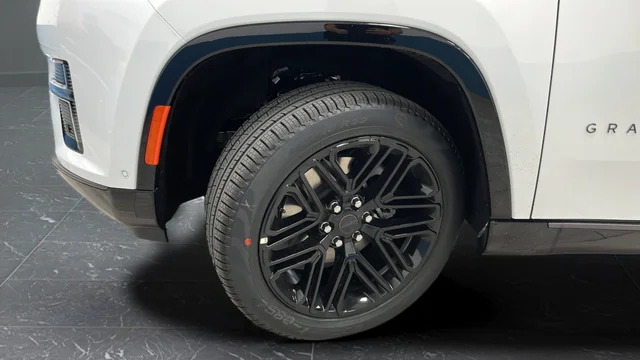 New 2026 Bright White Clear-Coat Exterior Paint Jeep Limited Reserve image 41