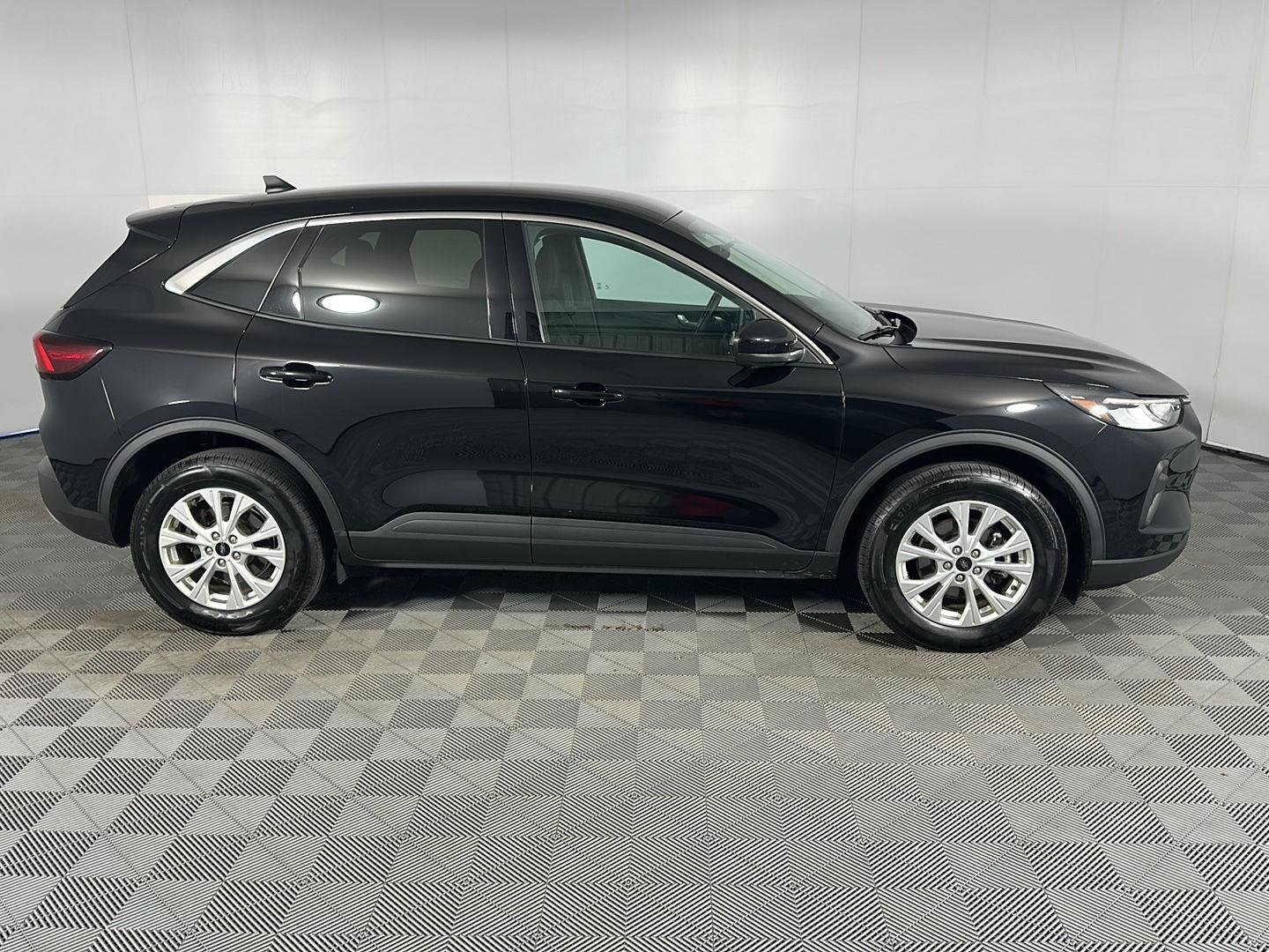 Used 2023 Agate Black Metallic Ford Active image 4
