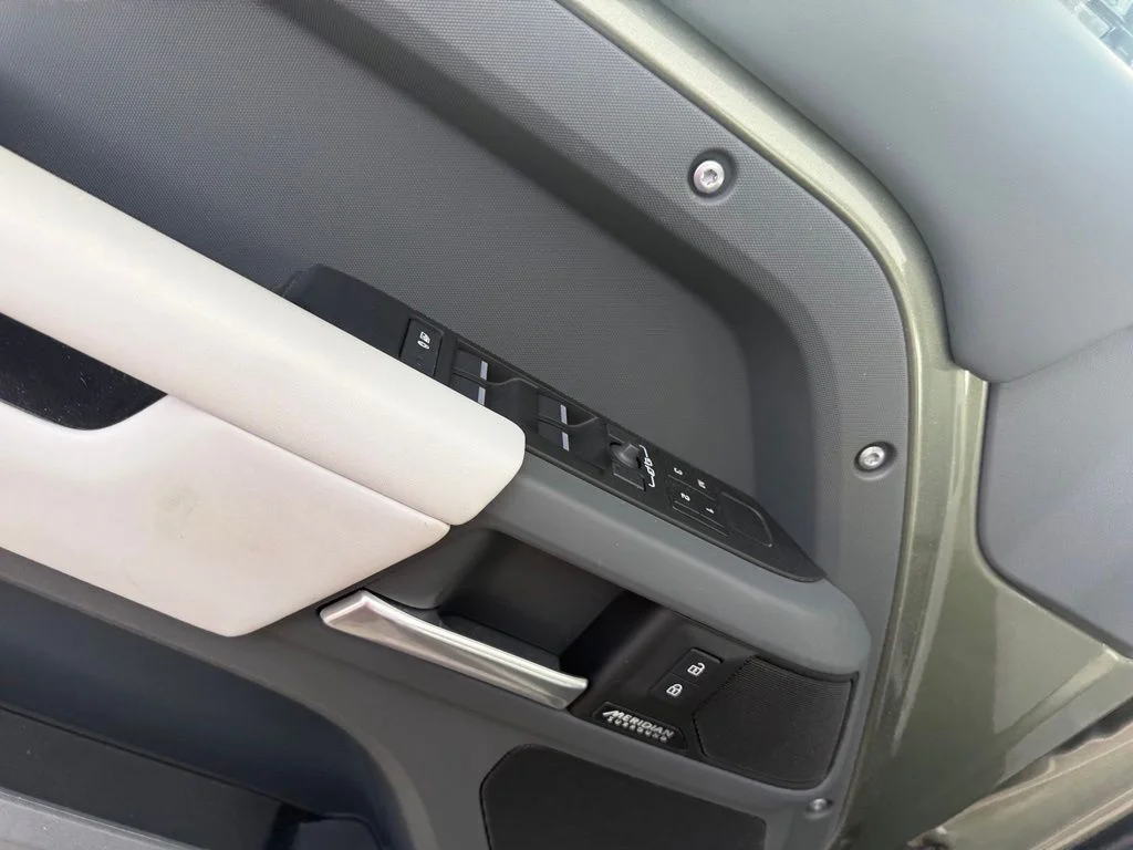 Used 2025 Green Land Rover X-Dynamic SE image 6