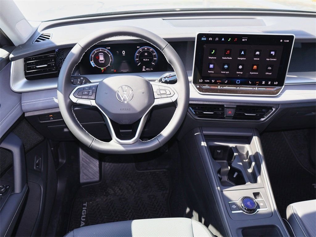 2025 Volkswagen Tiguan SE - Photo 17