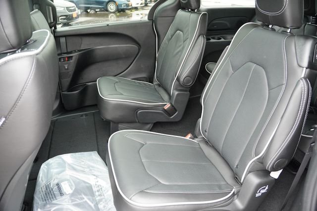 New 2026 Bright White Clear-Coat Exterior Paint Chrysler Limited image 11