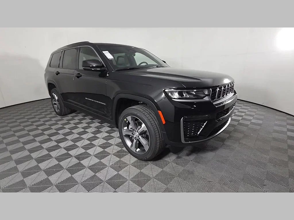 New 2026 Diamond Black Crystal Pearl-Coat Exterior Paint Jeep Limited image 23