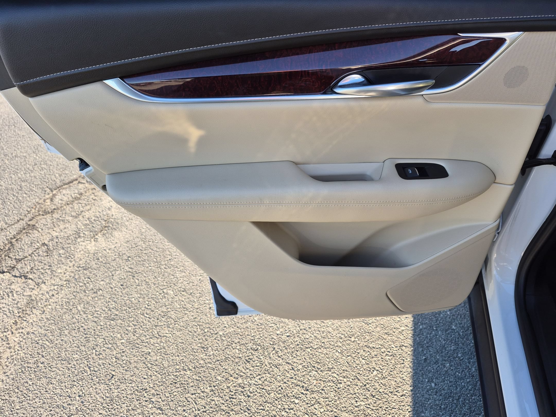 Used 2019 Crystal White Tricoat Cadillac Premium Luxury FWD image 29