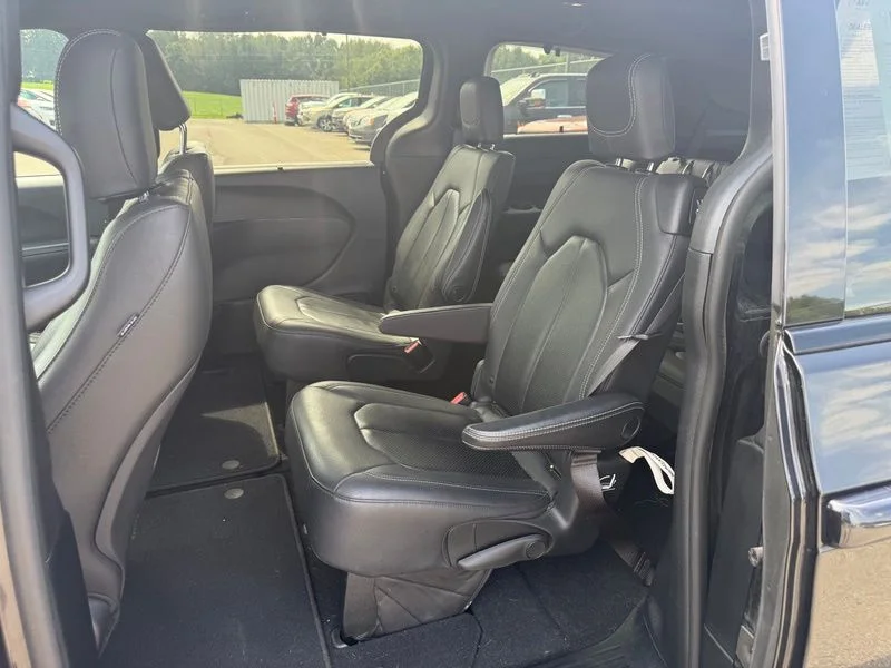 Used 2019 Black Chrysler Touring L image 5