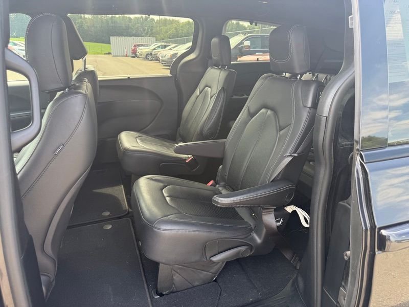 Used 2019 Black Chrysler Touring L image 5