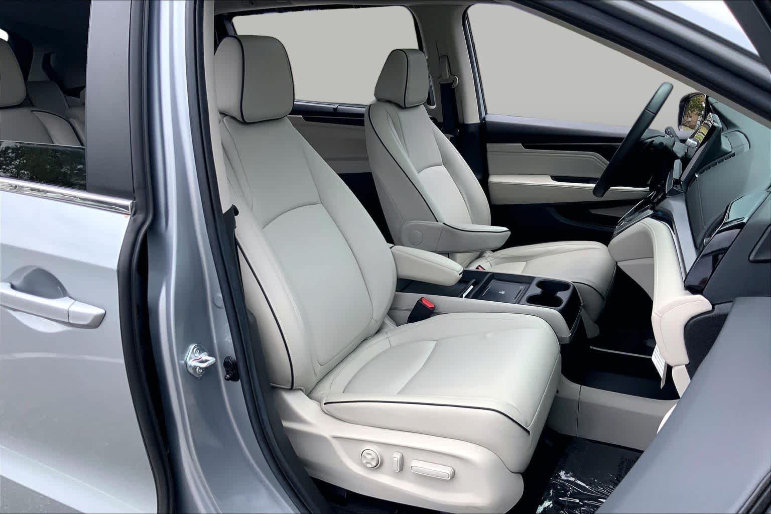 Used 2025 Solar Silver Metallic Honda Touring image 8