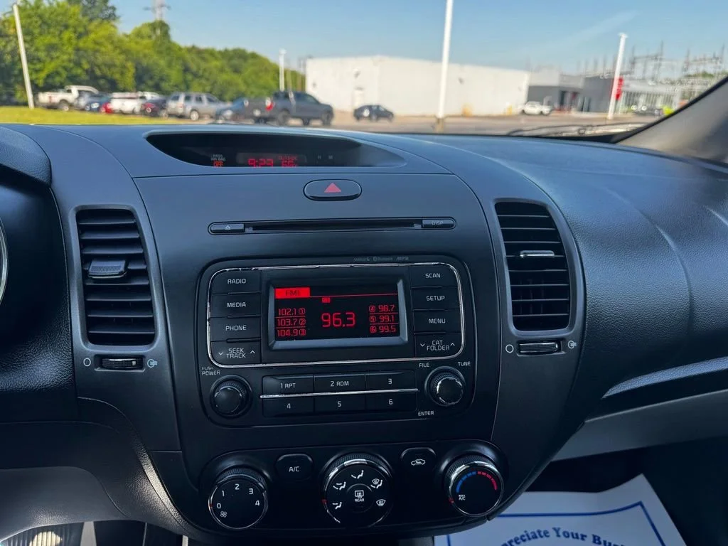 Used 2015  Kia LX image 17